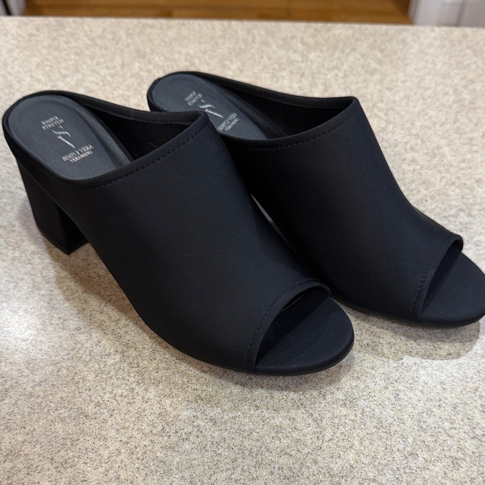 Vera Wang Black Peep-Toe Heeled Shoes - Picture 6 of 7